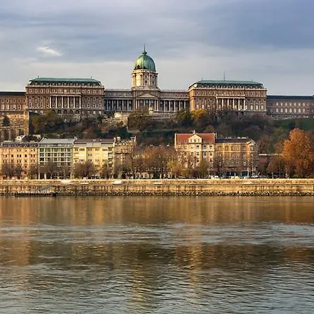 Lia's In Gozsdu And Free Parking